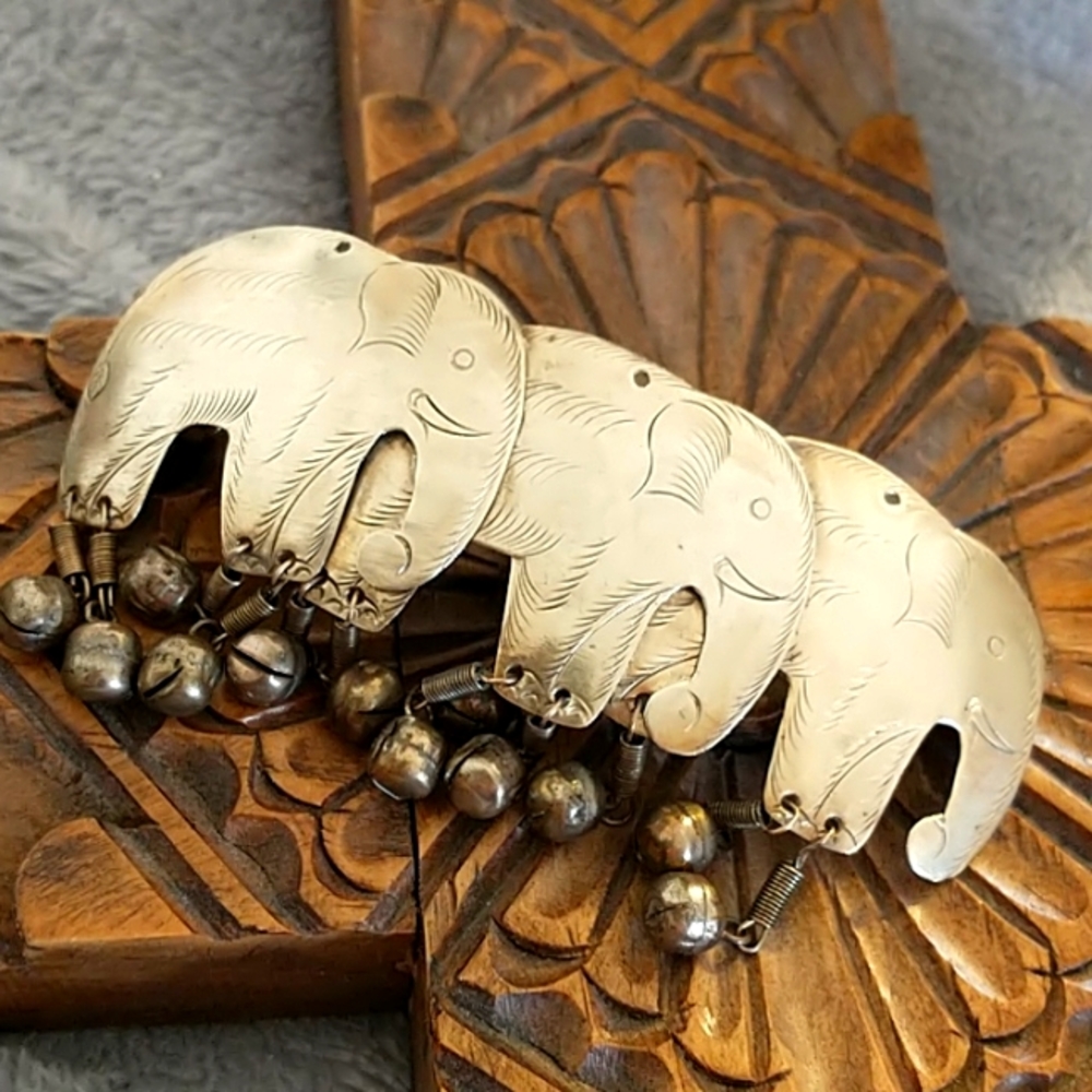 Barrette with three elephants and hanging balls
